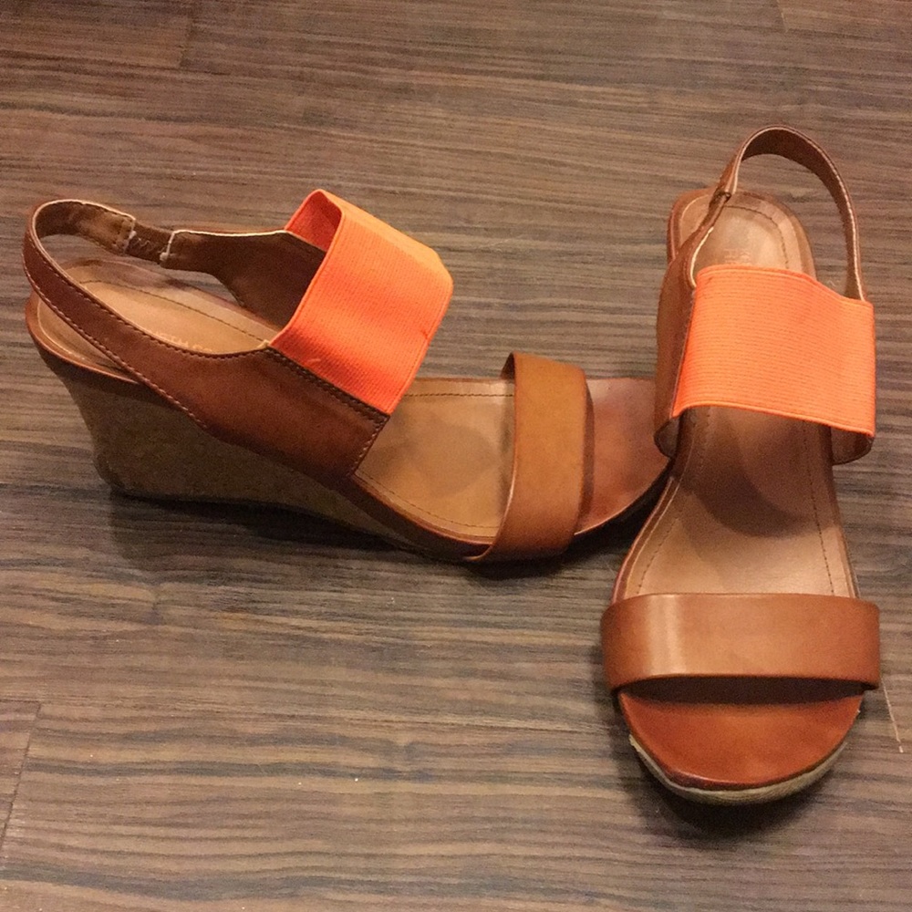 ORANGE ACCENTED WEDGE SANDAL